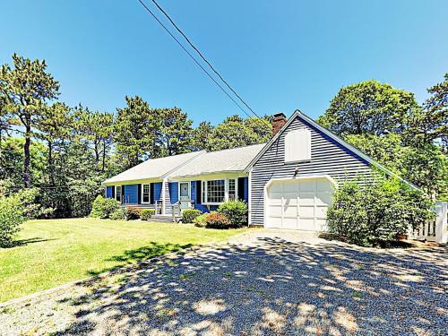 New Listing! Sunny Gem With Big Deck, Walk To Lakes Home