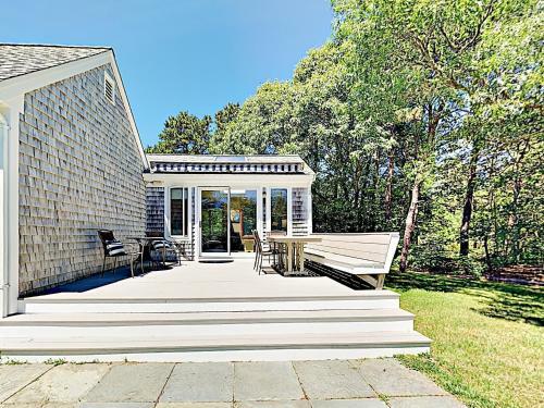 New Listing! Sunny Gem With Big Deck, Walk To Lakes Home