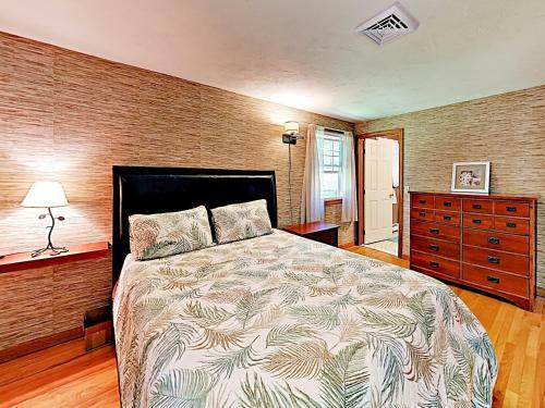 New Listing! Sunny Gem With Big Deck, Walk To Lakes Home
