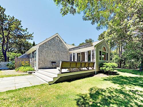 New Listing! Sunny Gem With Big Deck, Walk To Lakes Home