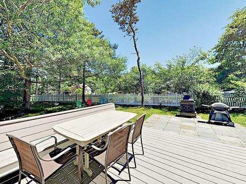 New Listing! Sunny Gem With Big Deck, Walk To Lakes Home