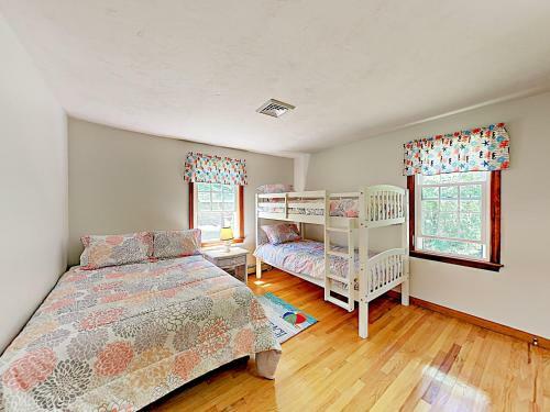 New Listing! Sunny Gem With Big Deck, Walk To Lakes Home