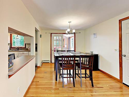 New Listing! Sunny Gem With Big Deck, Walk To Lakes Home