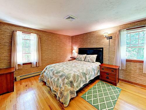 New Listing! Sunny Gem With Big Deck, Walk To Lakes Home