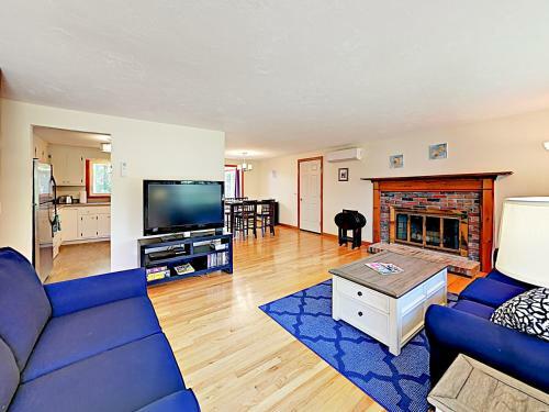 New Listing! Sunny Gem With Big Deck, Walk To Lakes Home