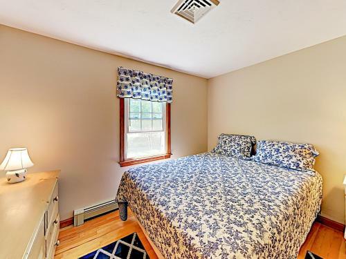 New Listing! Sunny Gem With Big Deck, Walk To Lakes Home