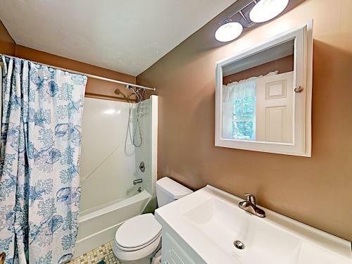 New Listing! Sunny Gem With Big Deck, Walk To Lakes Home
