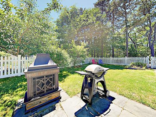 New Listing! Sunny Gem With Big Deck, Walk To Lakes Home