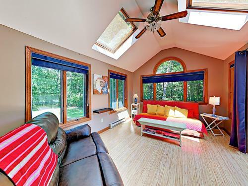 New Listing! Sunny Gem With Big Deck, Walk To Lakes Home