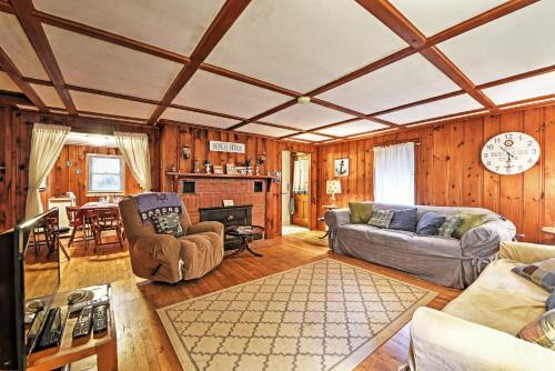 Cozy Yarmouth Home With Private Deck - Walk To Beach!