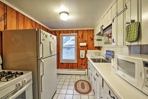 Cozy Yarmouth Home With Private Deck - Walk To Beach!
