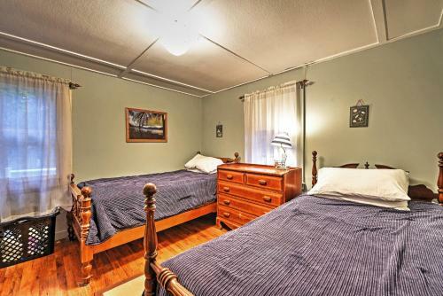 Cozy Yarmouth Home With Private Deck - Walk To Beach!