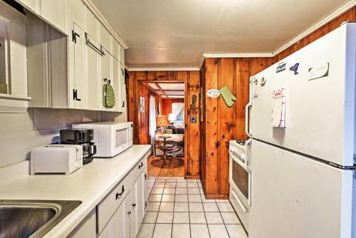 Cozy Yarmouth Home With Private Deck - Walk To Beach!