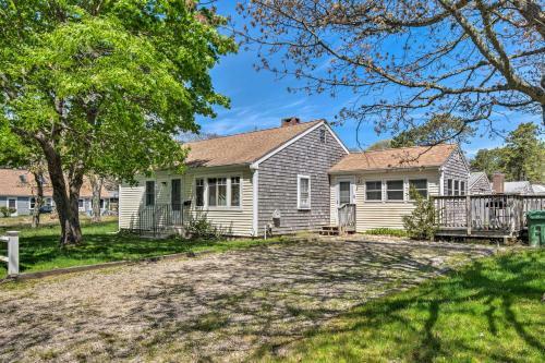 Cozy Yarmouth Home With Private Deck - Walk To Beach!