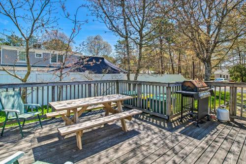 Cozy Yarmouth Home With Private Deck - Walk To Beach!