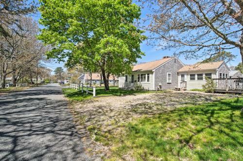 Cozy Yarmouth Home With Private Deck - Walk To Beach!