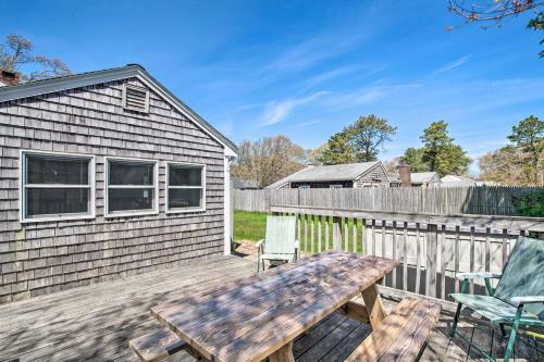 Cozy Yarmouth Home With Private Deck - Walk To Beach!