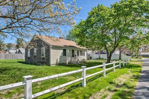 Cozy Yarmouth Home With Private Deck - Walk To Beach!