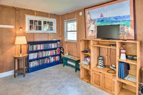 Cozy Yarmouth Home With Private Deck - Walk To Beach!