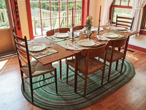 Tranquil 3br Stockbridge House With Private Deck