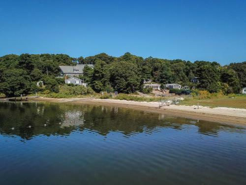 914 Chic Vintage Waterfront Retreat With Saltwater Dock