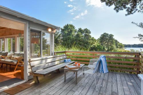 914 Chic Vintage Waterfront Retreat With Saltwater Dock