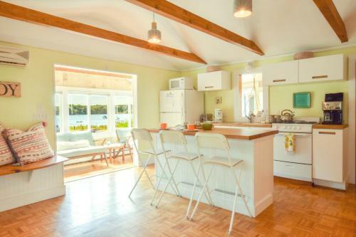 914 Chic Vintage Waterfront Retreat With Saltwater Dock