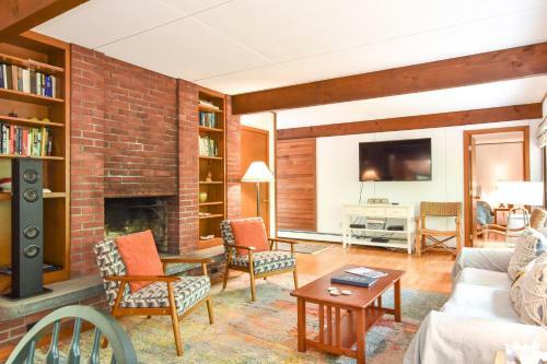 201 Central Yet Secluded Location Architectural Modern Home 5 Mins To Beach