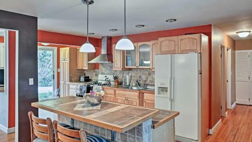 Charming Bay City House With Deck, Walk To Lake Huron