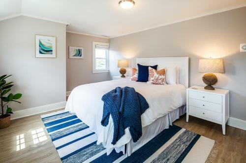 Lovely Cape Escape - Walk To Colonial Acres Beach! Home