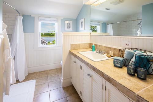 Lovely Cape Escape - Walk To Colonial Acres Beach! Home