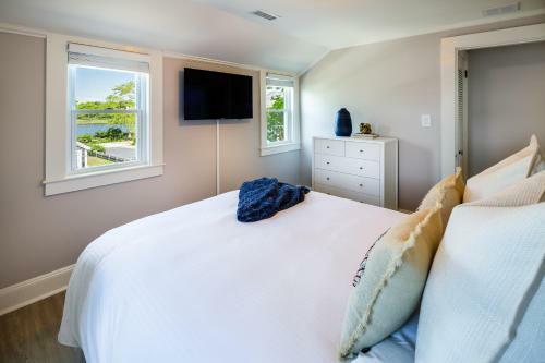 Lovely Cape Escape - Walk To Colonial Acres Beach! Home