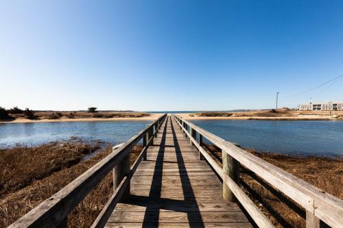 Lovely Cape Escape - Walk To Colonial Acres Beach! Home