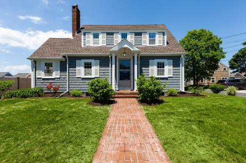 Lovely Cape Escape - Walk To Colonial Acres Beach! Home
