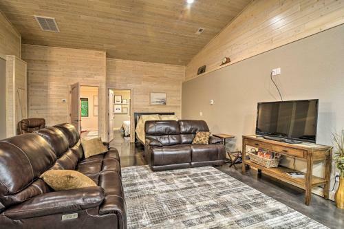 Modern Farmhouse On 80 Acres - 2 Mi To Beach!
