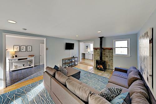 Spacious Getaway - Pool, Hot Tub, 2 Offices, Grill Home