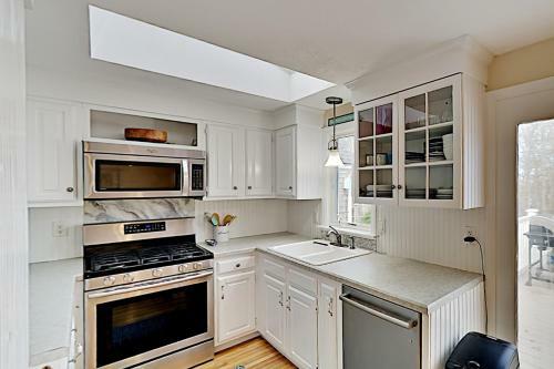 Spacious Getaway - Pool, Hot Tub, 2 Offices, Grill Home
