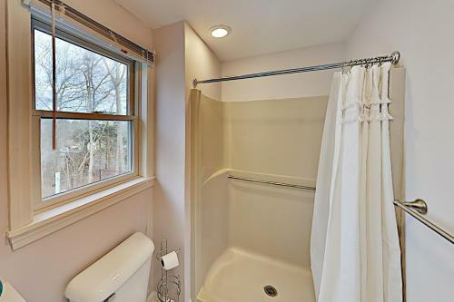Spacious Getaway - Pool, Hot Tub, 2 Offices, Grill Home