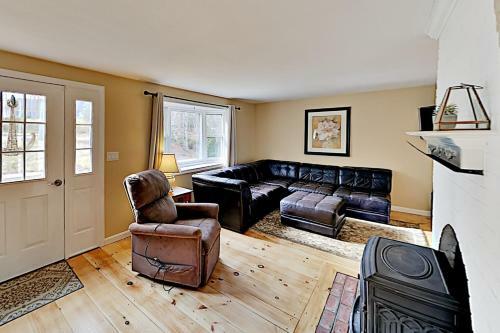 Spacious Getaway - Pool, Hot Tub, 2 Offices, Grill Home