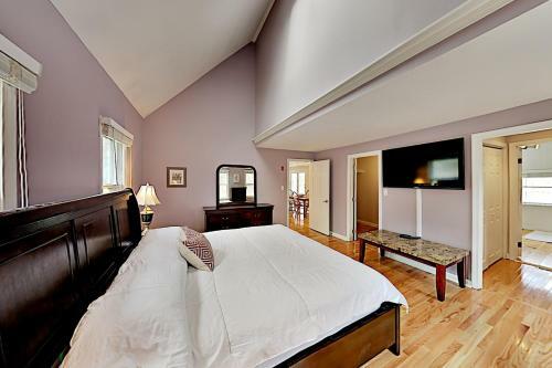 Spacious Getaway - Pool, Hot Tub, 2 Offices, Grill Home