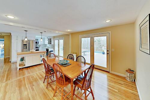 Spacious Getaway - Pool, Hot Tub, 2 Offices, Grill Home