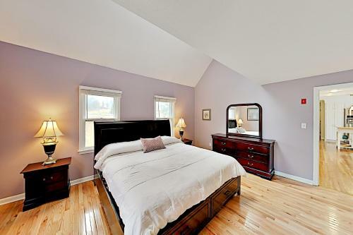 Spacious Getaway - Pool, Hot Tub, 2 Offices, Grill Home