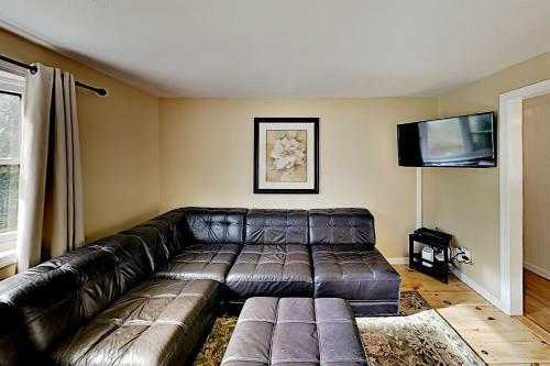 Spacious Getaway - Pool, Hot Tub, 2 Offices, Grill Home