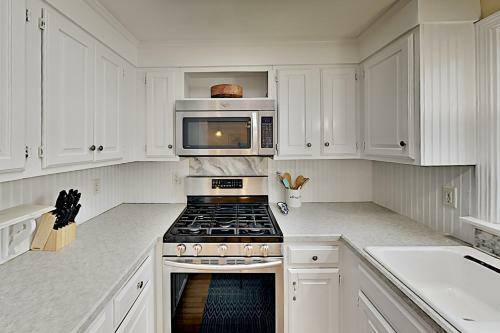Spacious Getaway - Pool, Hot Tub, 2 Offices, Grill Home
