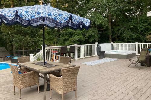 Spacious Getaway - Pool, Hot Tub, 2 Offices, Grill Home