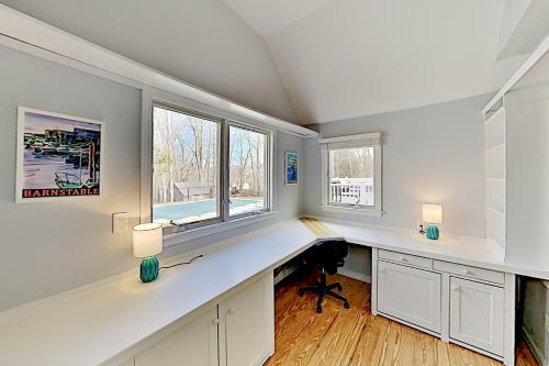 Spacious Getaway - Pool, Hot Tub, 2 Offices, Grill Home