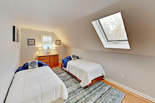 Spacious Getaway - Pool, Hot Tub, 2 Offices, Grill Home