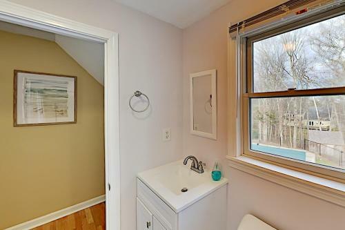 Spacious Getaway - Pool, Hot Tub, 2 Offices, Grill Home