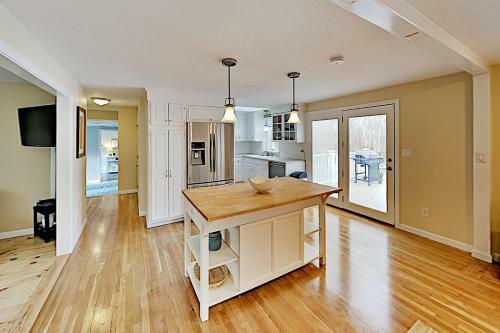 Spacious Getaway - Pool, Hot Tub, 2 Offices, Grill Home