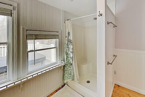 Spacious Getaway - Pool, Hot Tub, 2 Offices, Grill Home